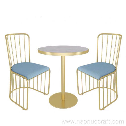 Mesas y sillas de centro de metal